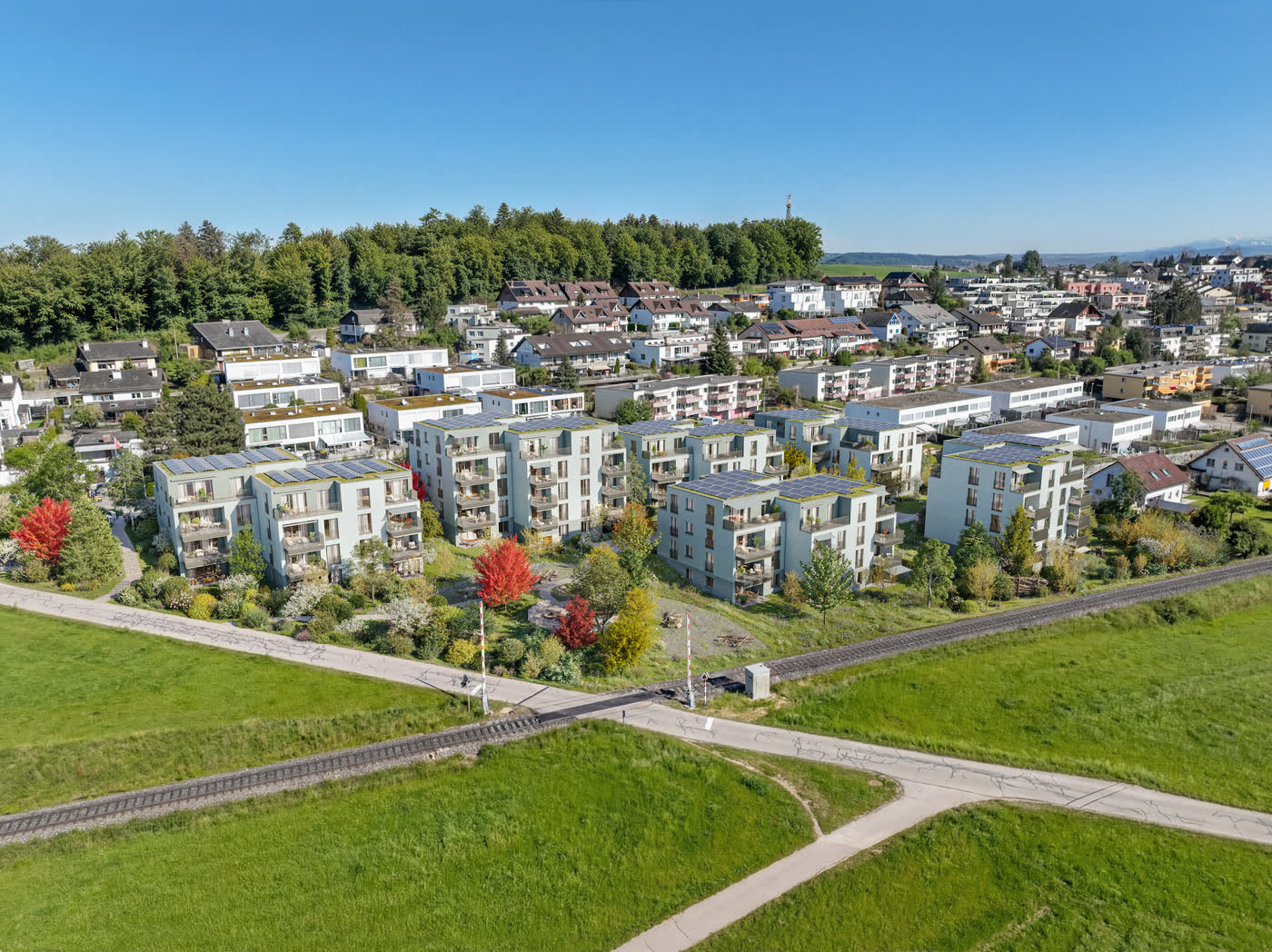 Luftbild des Quartiers VISTA Oberhasli mit Blick über das Dorf